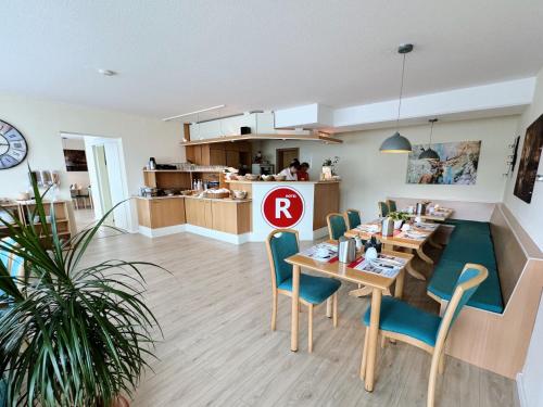 Kuchyň nebo kuchyňský kout v ubytování REGIOHOTEL Salzland Schönebeck