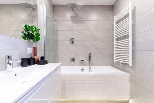 Vannituba majutusasutuses Kleparz Skyline Apartment - LoftAffair