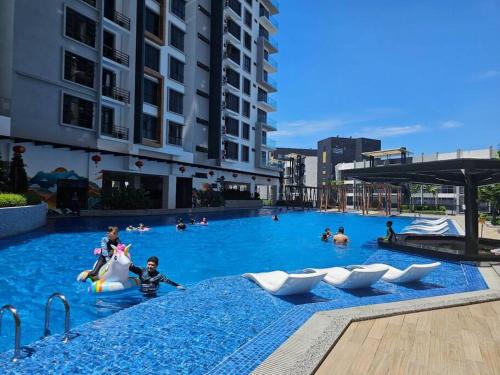 Πισίνα στο ή κοντά στο Family-Friendly Homey Unit with Parking