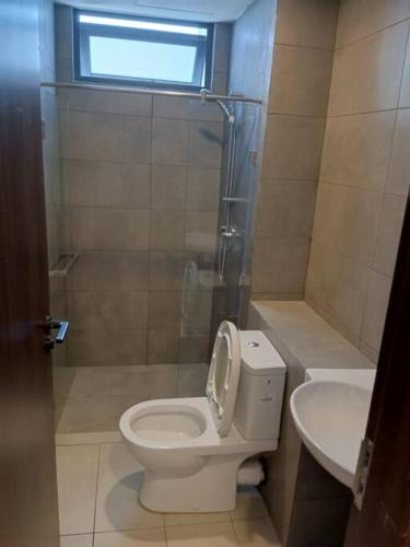 Ένα μπάνιο στο Family-Friendly Homey Unit with Parking