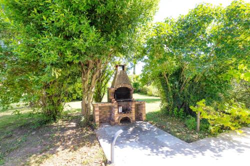 Taman di luar Gite Charny Orée de Puisaye - Pour 12 p