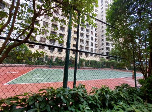Εγκαταστάσεις για τένις ή/και σκουός στο 1BR Condotel - Forbes Town Road near St Lukes BGC Taguig ή εκεί κοντά