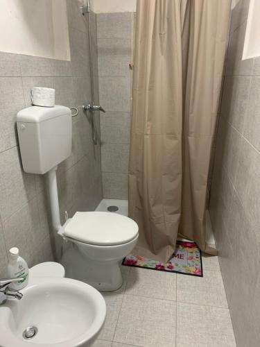 a bathroom with a toilet and a shower and a sink at Casa vacanze Emiliana in Ragusa