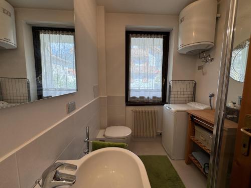 un baño con lavabo e inodoro en 018 Bilocale in centro, Pinzolo, en Pinzolo