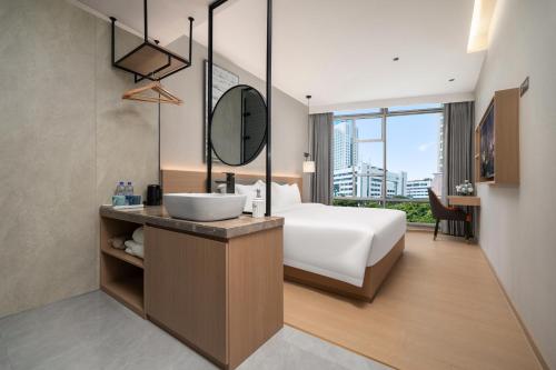 Una cama o camas en una habitación de X Hotel Shenzhen Convention and Exhibition Center Shixia Metro Station