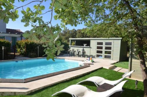 une piscine dans l'arrière-cour d'une maison dans l'établissement Le petit paradis au cœur du Luberon, à Saint-Saturnin-lès-Apt