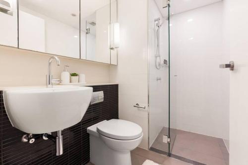 ein Badezimmer mit Toilette, Waschbecken und Dusche in der Unterkunft Vogue charm w light, aspect, AC in Sydney