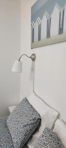 a lamp sitting on the corner of a bed at Casa da Tia in Ferrel