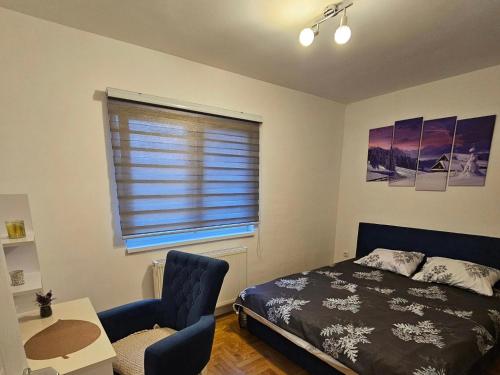 un dormitorio con una cama y una ventana en Jovana stan na dan Pale, en Pale