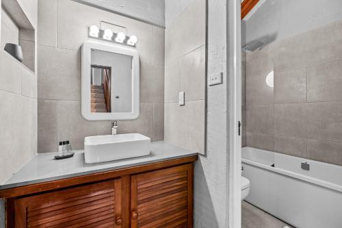 Ένα μπάνιο στο San Lameer Villa 1906 - 2 Bedroom Superior - 4 pax - San Lameer Rental Agency