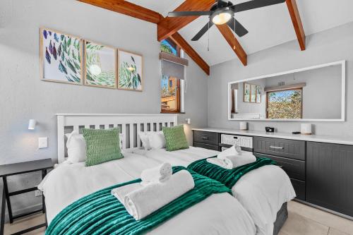 Ένα ή περισσότερα κρεβάτια σε δωμάτιο στο San Lameer Villa 1906 - 2 Bedroom Superior - 4 pax - San Lameer Rental Agency