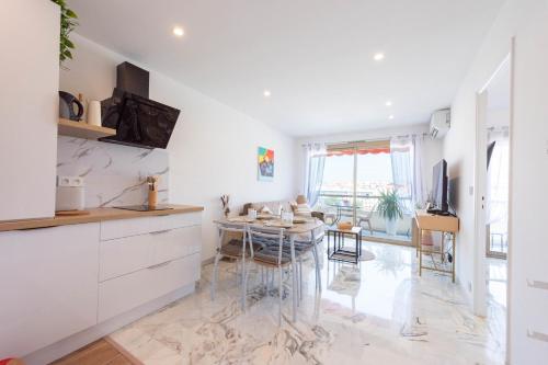 une cuisine avec une table et une salle à manger dans l'établissement 1-Br Renovated Near Croisette, à Cannes