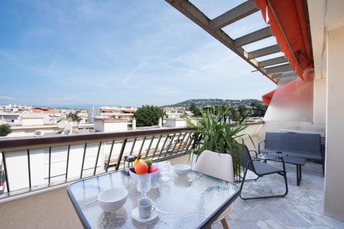 - une table en verre avec un bol de fruits sur le balcon dans l'établissement 1-Br Renovated Near Croisette, à Cannes