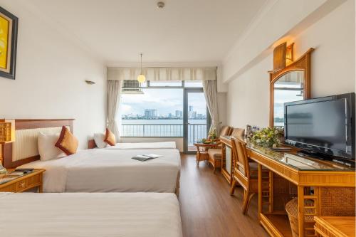 Postel nebo postele na pokoji v ubytování Thang Loi Hotel Hanoi