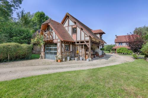 une grande maison avec un toit en gambrel dans l'établissement Le Cottage à 10min de Disneyland Paris, à Chalifert