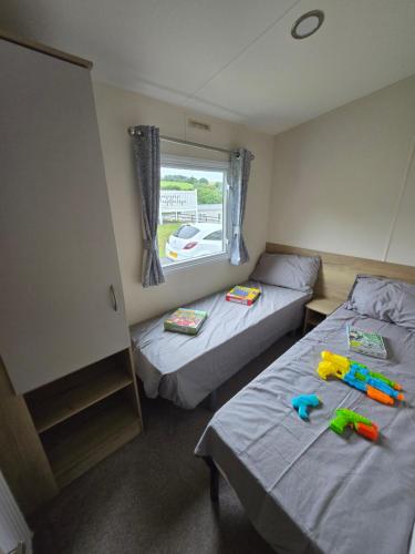 Ένα ή περισσότερα κρεβάτια σε δωμάτιο στο Ty-Dee Holiday Home inside Polperro Holiday