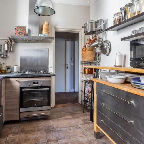 une cuisine avec une cuisinière et un comptoir dans l'établissement Boutique Saint Germain, à Paris