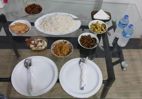 Makanan di atau berdekatan rumah tamu ini