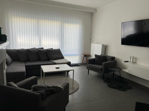 Alaiseにあるテレビまたはエンターテインメントセンター