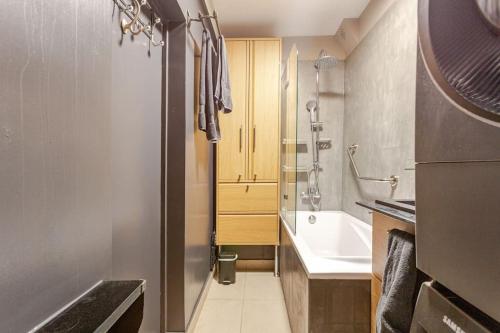 une salle de bain avec une douche, un lavabo et des toilettes dans l'établissement Miro Mirage, à Paris