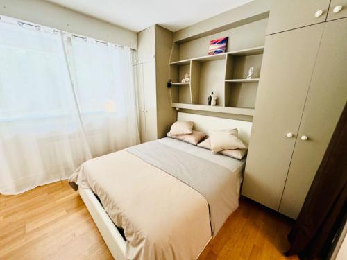 une petite chambre avec un lit et une fenêtre dans l'établissement 2 Bedrooms Paris Near Tour Eiffel Free Parking High security, à Paris