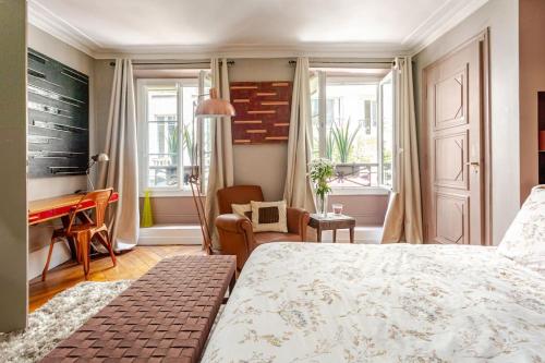 une chambre avec un lit et un bureau dans l'établissement Miro Mirage, à Paris
