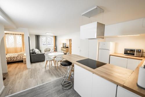- une cuisine et un salon avec un comptoir et une table dans l'établissement Bel appartement rénové - Place du Palais avec Parking, à Bordeaux