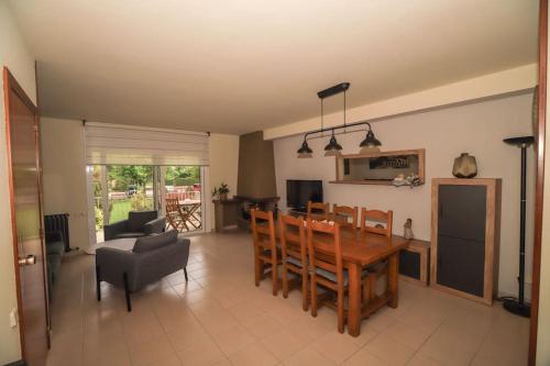 Una cocina y un comedor con mesa y sillas. en Magnífic dúplex amb doble terrassa, en Sant Joan de les Abadesses