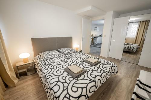 Bel appartement rénové - Place du Palais avec Parking