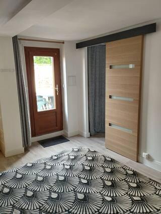 Cette chambre dispose d'une porte et d'un tapis. dans l'établissement Suite parentale indépendante avec accès direct jardin, à Sotteville-lès-Rouen