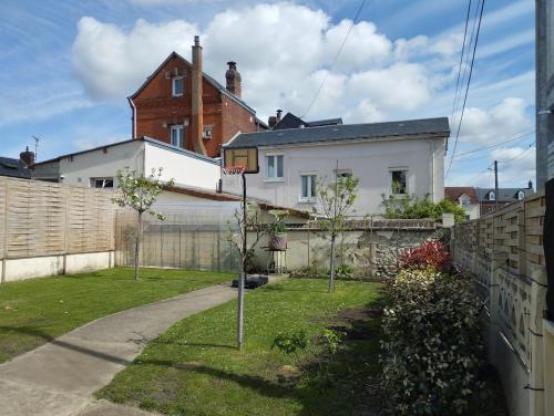 - un panier de basket dans la cour d'une maison dans l'établissement Suite parentale indépendante avec accès direct jardin, à Sotteville-lès-Rouen