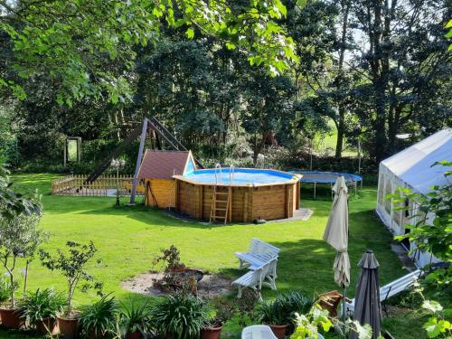 a garden with a hot tub and a house at Landhaus Thätner Fewo 2 in Löbnitz