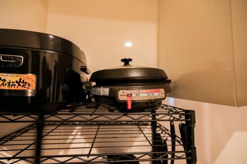 a slow cooker sitting on top of a stove at 湯乃荘 in Hakone