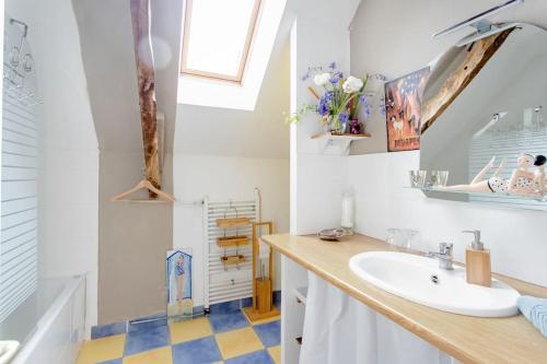 a bathroom with a sink and a mirror at L Arche Belle chambre privée après escapades au Mt st Michel et à St Malo in Lanrigan