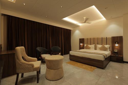 En eller flere senge i et værelse på SNJ Taj Grand