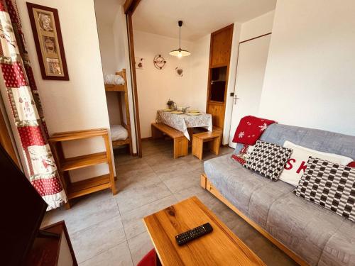 Studio cosy 4 pers avec balcon, proche pistes et centre. Animaux admis. - FR-1-757-129