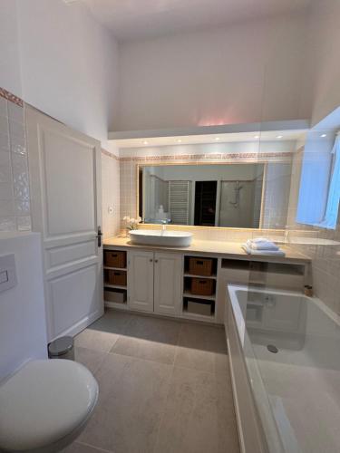 une salle de bain avec un lavabo, des toilettes et une baignoire dans l'établissement Le Clos de Manon, à Gordes
