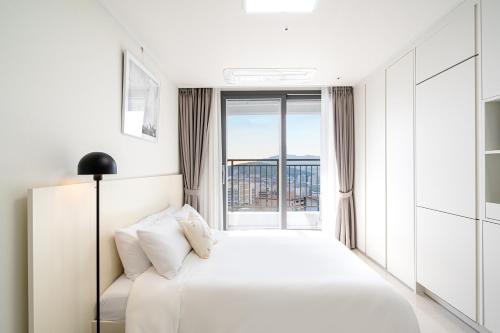 Ένα ή περισσότερα κρεβάτια σε δωμάτιο στο Urbanstay Busan Cityhall