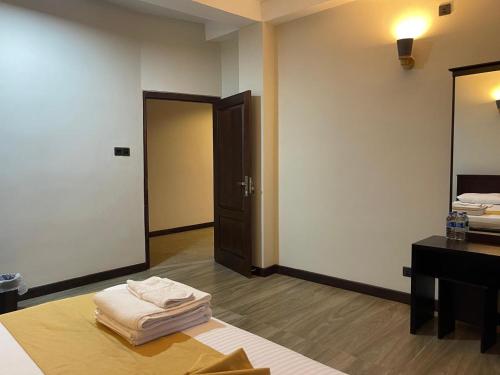 a room with a bathroom with a sink and a mirror at Lush Breeze in Kandy