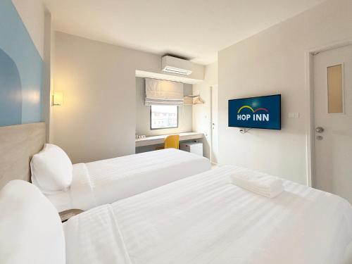 Ένα ή περισσότερα κρεβάτια σε δωμάτιο στο HOP INN Suphanburi
