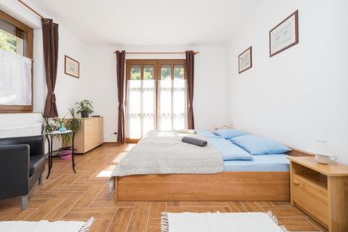 a bedroom with a bed with blue pillows at Fehér Galamb Vendégház in Tolmacs