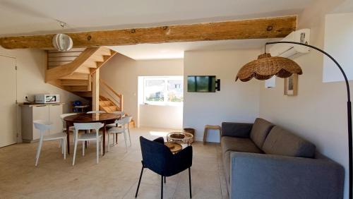 un salon avec un canapé et une table dans l'établissement Arpent, à Garnerans