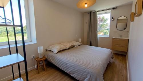 une petite chambre avec un lit et une fenêtre dans l'établissement Arpent, à Garnerans