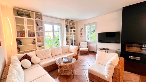Casa Mia - Villa with Jacuzzi & Lake View photo 2