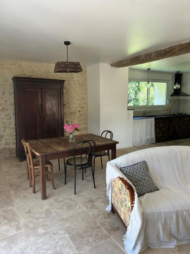 un salon avec une table et un canapé dans l'établissement Maison de famille, à Trélissac