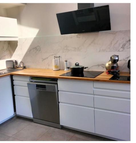 une cuisine avec un comptoir avec une cuisinière et un four dans l'établissement Villa Heliovillage naturiste, au Cap d'Agde