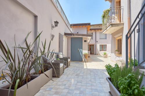 a courtyard with plants and a building at Residence "Professor's nest" - Verona Apartments in Verona