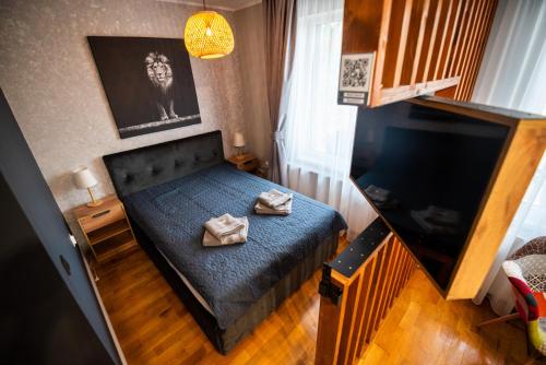 Ένα ή περισσότερα κρεβάτια σε δωμάτιο στο Roni House