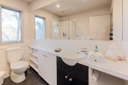 Bilik mandi di Lorne Luxury