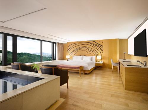 Postel nebo postele na pokoji v ubytování Banyan Tree Club & Spa Seoul